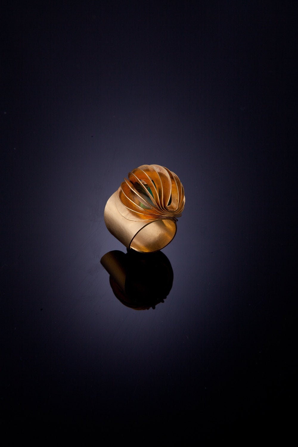 Großer Eindrucksvoller Statement Gold Ring Mit Glasperle Innen, Kugelform Und Verstellbar von NOAunisexJewelry