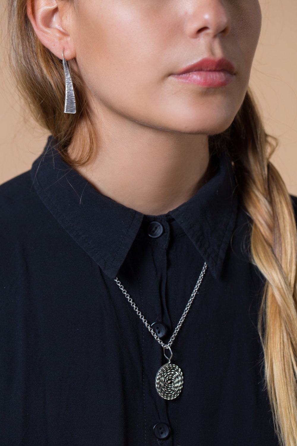 Silber Baumeln Licht Ohrringe, Von Hand Geschmiedet, Sterling Oxidierte Dreieck Hammred Silber, Geschenk Für Sie von NOAunisexJewelry