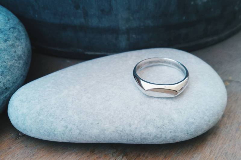 Silberrosa Zeichenring, Männer Signet Ring, Frauen Silber Pink, Unisex Desgign, Mann Boho Style, Stapelringe, Minimaler Ring von NOAunisexJewelry