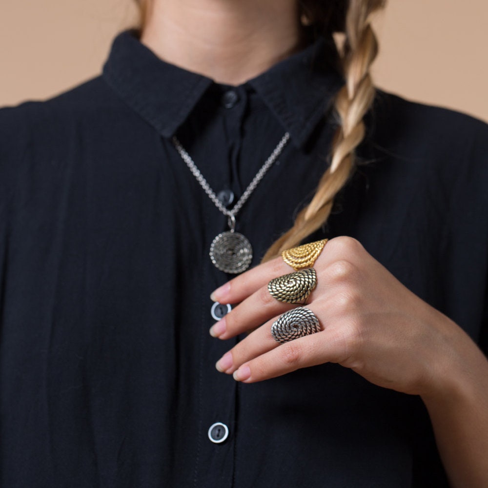 Spiralring Gedrehter Draht Ovale Form Aus Messing, Statement Ring von NOAunisexJewelry