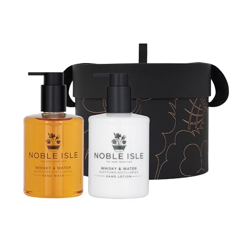 Noble Isle Geschenkset | Luxus Whisky & Water Handpflege-Geschenkset für Damen & Herren | Anti-Aging, vegan-freundlich, echtes Parfüm, Britain in a Bottle | – 2 x 250 ml Noble Isle Geschenkset | Luxus Whisky & Water Handpflege-Geschenkset für Damen & Herren | Anti-Aging, vegan-freundlich, echtes Parfüm, Britain in a Bottle | – 2 x 250 ml von Noble Isle