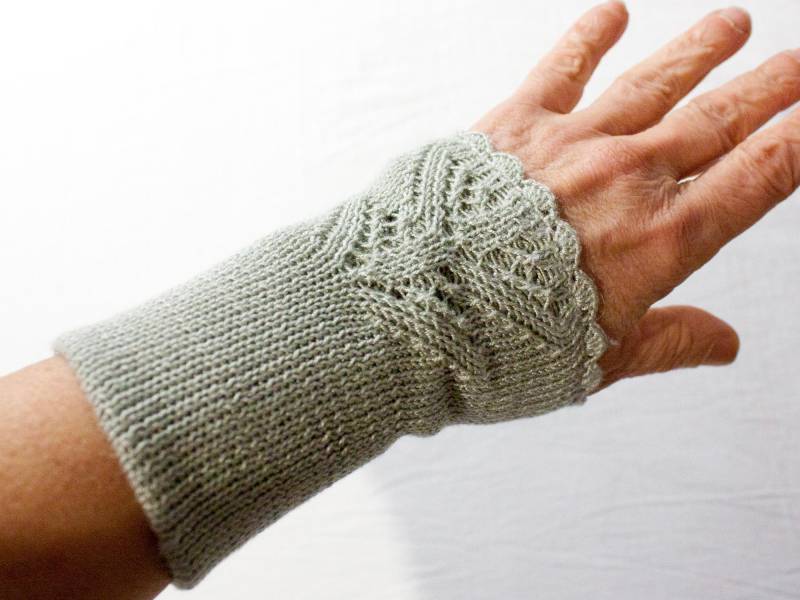 Lace Armstulpen Aus Reiner Seide Mit Kleinem Muster Und Wellenborte in Hellpistazie von NOCTURNESinWOLL