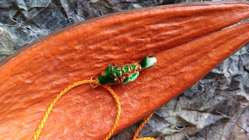 Halsband, Fisch Am Band, Sonnengelbe Kordel Mit Anhänger Emaille Cloisonné, Beweglich, Koi, Grün, Gold Schillernd, Geschenk" von NOKIMO