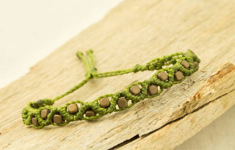 Armband Mit Hämatitperlen Bronzefarben/Lindgrün Makramee Variable Länge Edel, Fein von NOKmacrame