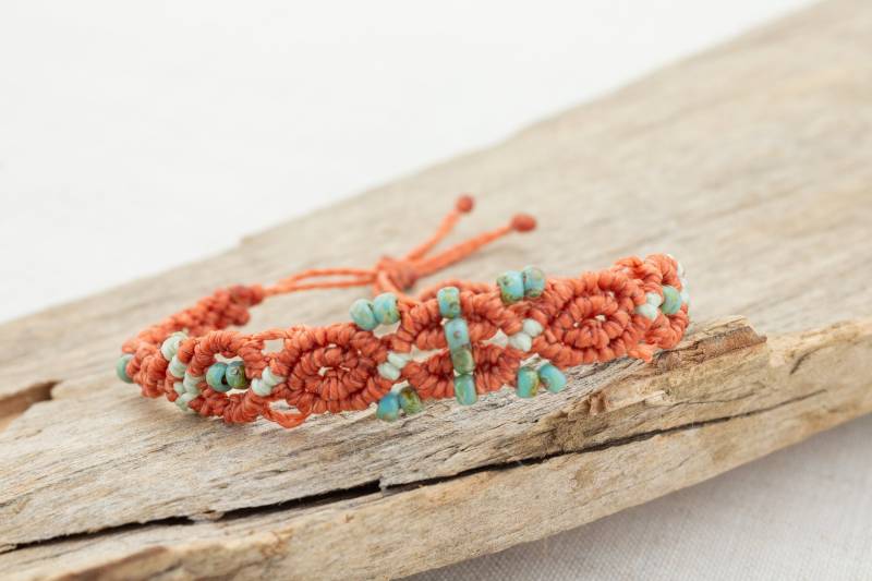 Armband Mit Perlen Makramee Armschmuck Geschenk Verschiedene Farben Größe Verstellbar Verspielt Elegant von NOKmacrame
