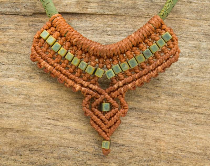 Collier Mit Glasperlen Makramee Kette Korkschmuck Würfeln Fuchsbraun &metallic-Grün Verstellbare Länge Handgemacht von NOKmacrame