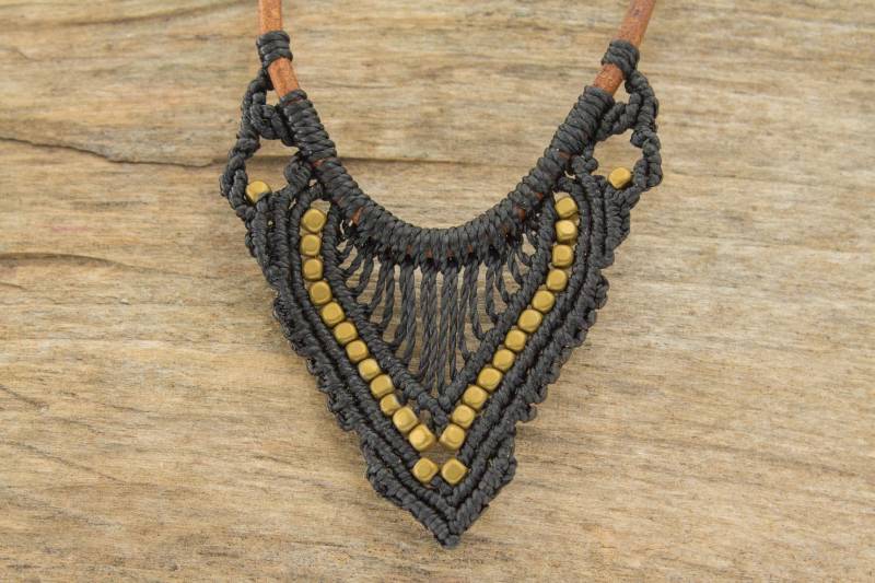 Collier Mit Hämatitperlen Makramee Kette Lederband Lederschnur Verspielt Collier Mit Hämatitperlen Makramee Kette Lederband Lederschnur Verspielt von NOKmacrame