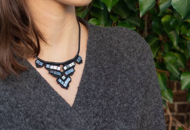 Collier Mit Leder Silber Hämatit Perlen Lederband Makramee Halskette Statement Auffallender Schmuck von NOKmacrame