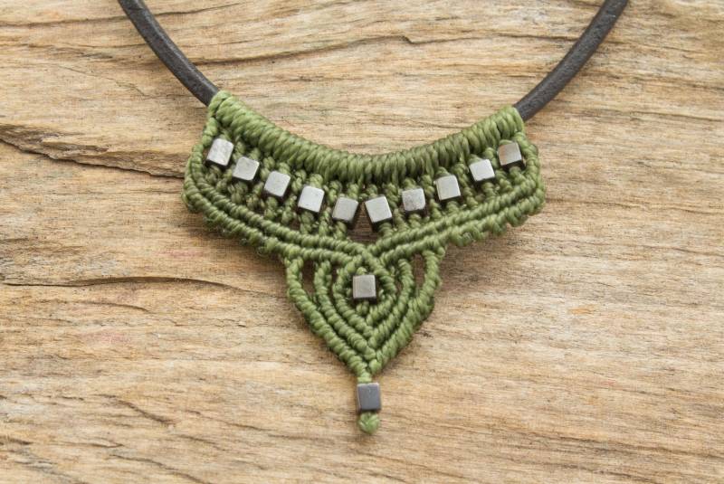 Collier Mit Leder Und Hämatit Olivgrün & Schwarz Lederschnur Glänzende Hämatitperlen Makramee Halskette von NOKmacrame