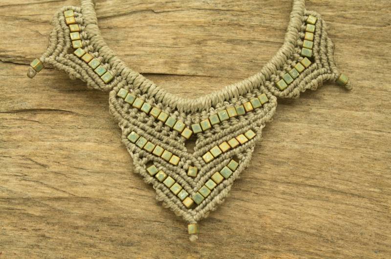 Edles Collier, Halskette Veganer Kork Schmuck Glasperlen Makramee in Mausgrau Und Grün von NOKmacrame