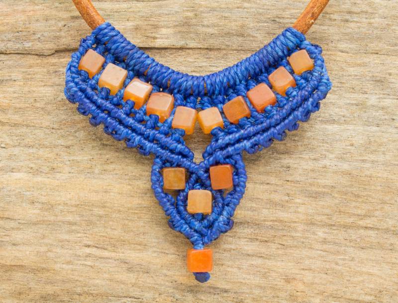 Farbenfrohes Collier Mit Lederschnur Und Aventurin Makramee Handgemachter Halsschmuck Perlen Royalblau/Orange/Cognacbraun von NOKmacrame