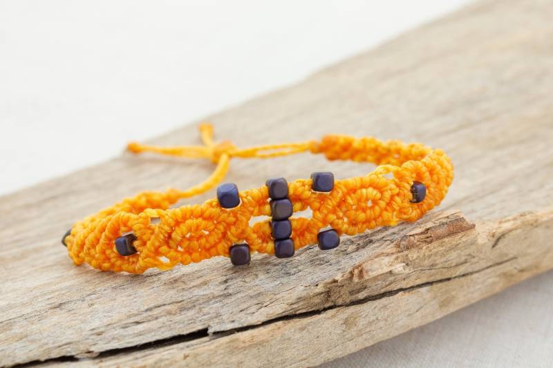 Gelbes Armband Mit Perlen Makramee Hämatit Armschmuck Größe Verstellbar Verspielt Elegant Metallic Lila/Sonnengelb von NOKmacrame