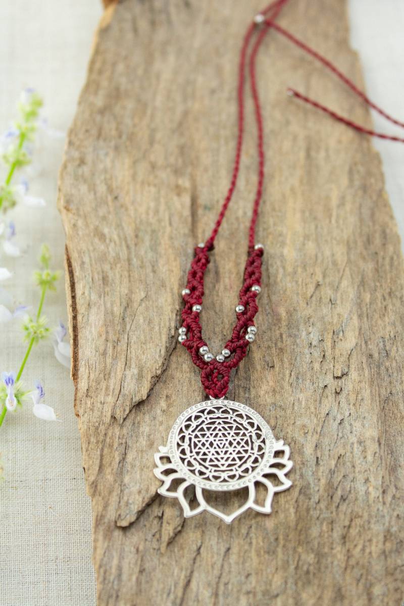 Halskette Mit Anhänger Makramee Schmuck Lotus Spiritueller Verstellbare Länge Handgemacht von NOKmacrame