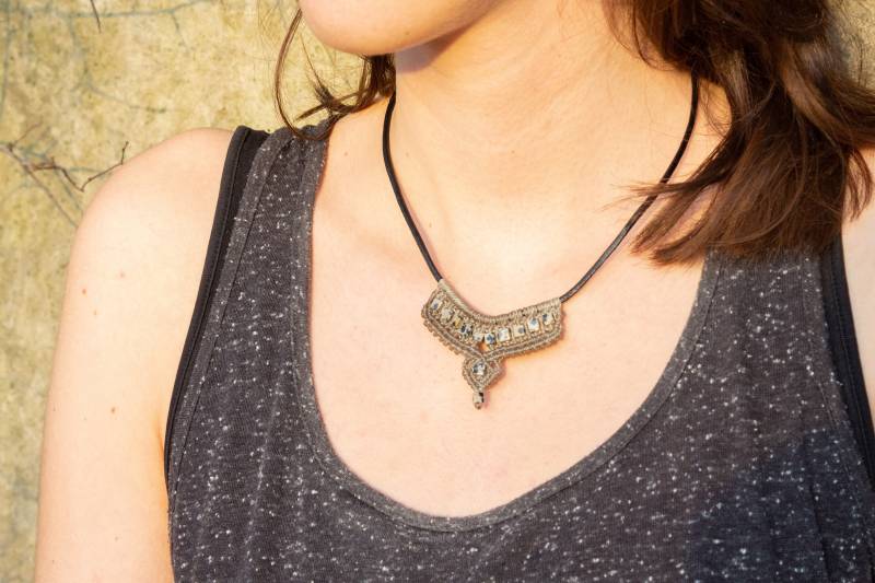 Halskette Mit Leder, Dalmatinersteinen Schwarz & Weiß Makrame Schmuck Gepunktet Geschenk von NOKmacrame