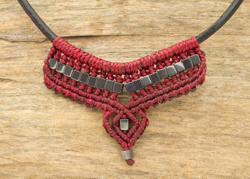 Halskette Mit Leder Und Hämatit Makramee Halsschmuck Perlen Bordeauxrot/Silberfarben/Schwarz Handgemacht von NOKmacrame