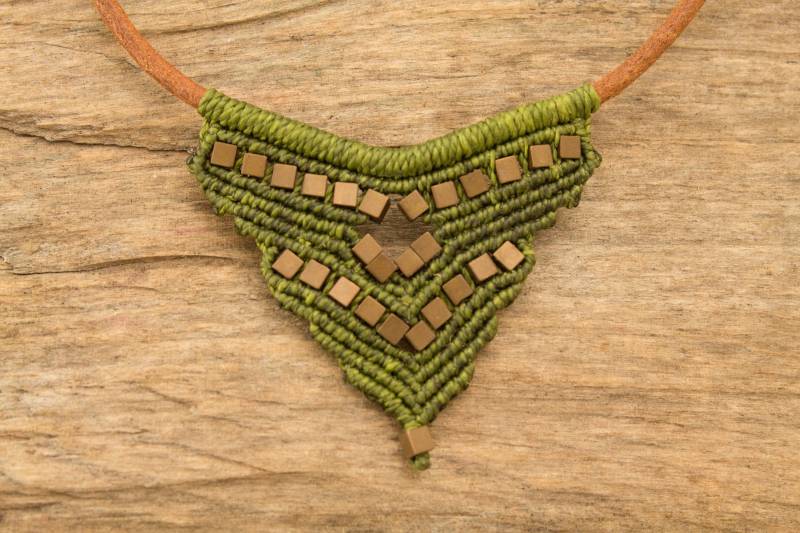 Halskette Mit Lederschnur Und Perlen Hämatit Kupferfarbene Würfel Halsschmuck, Makramee Lindgrün von NOKmacrame