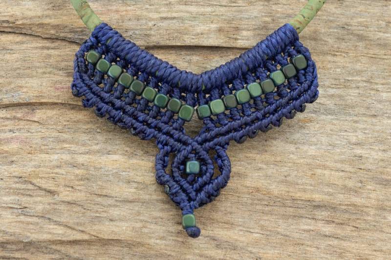 Halskette Mit Perlen Hämatit Korkschmuck in Grüntönen & Dunkelblau Hämatitperlen Und Kork Edle, Feine Makramee Kette Halsschmuck von NOKmacrame