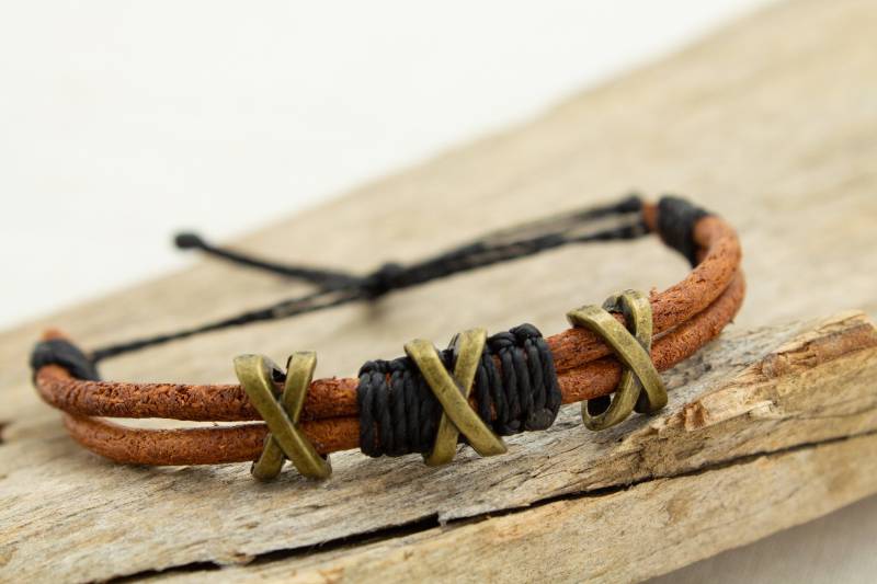 Herren Lederarmband Mit Metallperlen Makramee Schmuck Geschenk Partner Vatertag Lederschnur Braun/Grün Oder Schwarz Männer von NOKmacrame