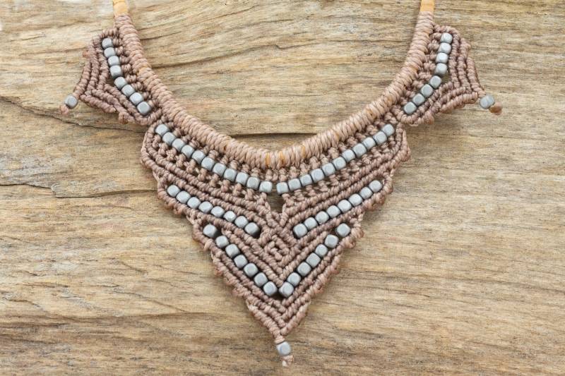 Kette Mit Perlen Korkschmuck Veganer Schmuck Halskette Makramee Silber, Braun Halsschmuck Für Frauen von NOKmacrame