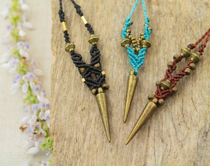 Lange Kette Mit Anhänger Metallperlen Makramee Weihnachtsgeschenk Freundin, Frau Variable Farben Handgemacht von NOKmacrame