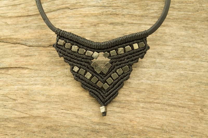 Makramee Kette Pyrit Leder Collier Schmuck Für Frauen Und Männer Würfelperlen von NOKmacrame