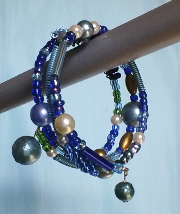 Blau Und Türkis Perlen Spiraldraht Armband Blau Und Türkis Perlen Spiraldraht Armband von NOLAdreamers