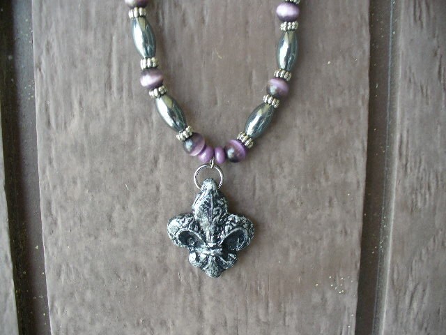 Fleur De Lis Anhänger Halskette Handgemacht Mit Perlen Fleur De Lis Anhänger Halskette Handgemacht Mit Perlen von NOLAdreamers