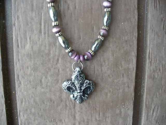 Fleur De Lis Anhänger Halskette Handgemacht Mit Perlen von NOLAdreamers