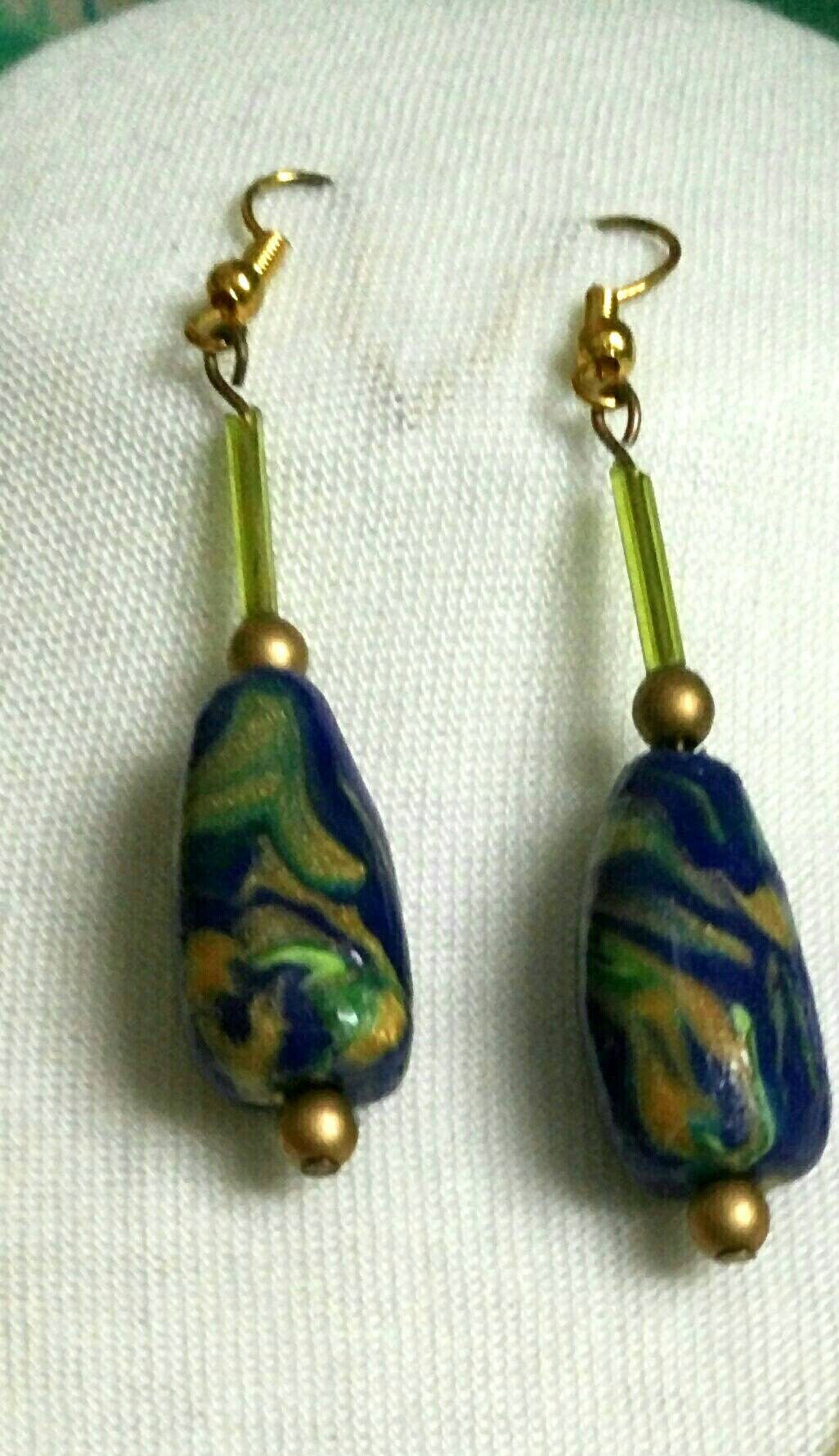 Handgemachte Ohrringe Mit Pfauenmuster, Blau, Grüntöne, Goldener Polymerclay, Grüner Glasperlenakzent Handgemachte Ohrringe Mit Pfauenmuster, Blau, Grüntöne, Goldener Polymerclay, Grüner Glasperlenakzent von NOLAdreamers