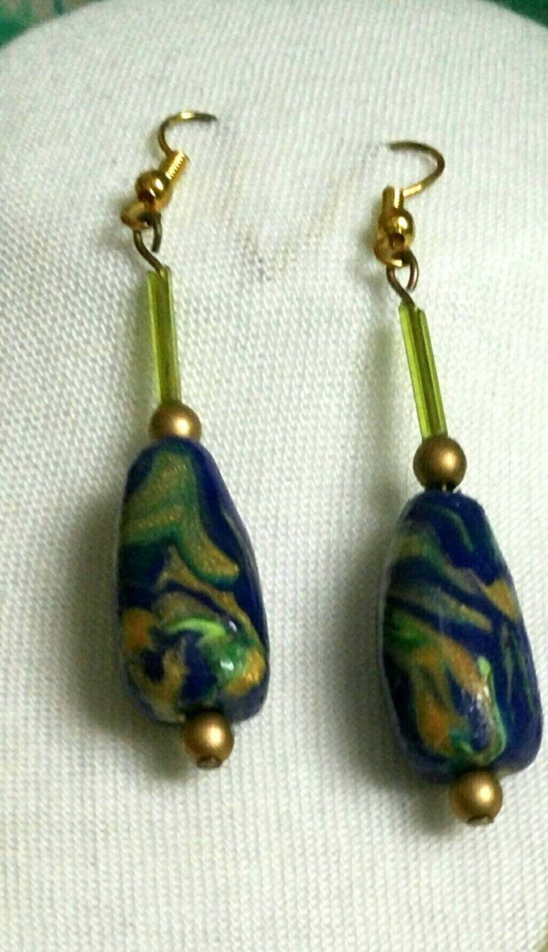 Handgemachte Ohrringe Mit Pfauenmuster, Blau, Grüntöne, Goldener Polymerclay, Grüner Glasperlenakzent Handgemachte Ohrringe Mit Pfauenmuster, Blau, Grüntöne, Goldener Polymerclay, Grüner Glasperlenakzent von NOLAdreamers