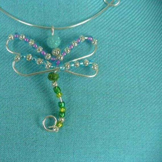 Libelle Anhänger Halskette Handgemacht, Draht Und Perle Libelle Anhänger Halskette Handgemacht, Draht Und Perle von NOLAdreamers
