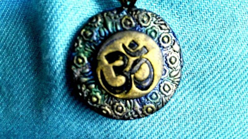 Om Symbol Anhänger, Handgefertigt, Antikes Gold Auf Schwarz Mit Blau Grün Geprägter Blumenborte Reversibel Friedenstaube Der Rückseite von NOLAdreamers
