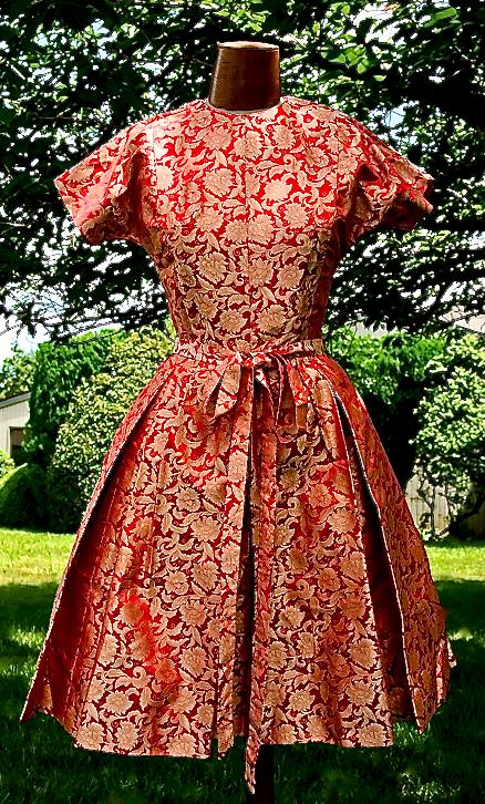 Vintage Henri Bendel Rot Und Metallic Gold Seidenbrokat Chrysantheme Gemustertes Partykleid von NOMADcreativeNOMAD