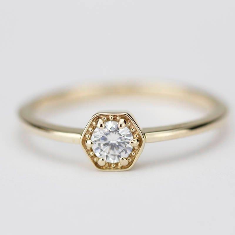 18K Gold Diamant Sechseck Ring Runder Solitär Versprechensring 18K Gold Diamant Sechseck Ring Runder Solitär Versprechensring von NOOI