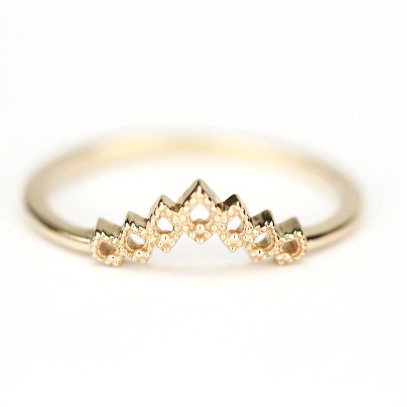 18K Gold Geschwungener Trauring Zierliche Spitzen Ring 18K Gold Geschwungener Trauring Zierliche Spitzen Ring von NOOI