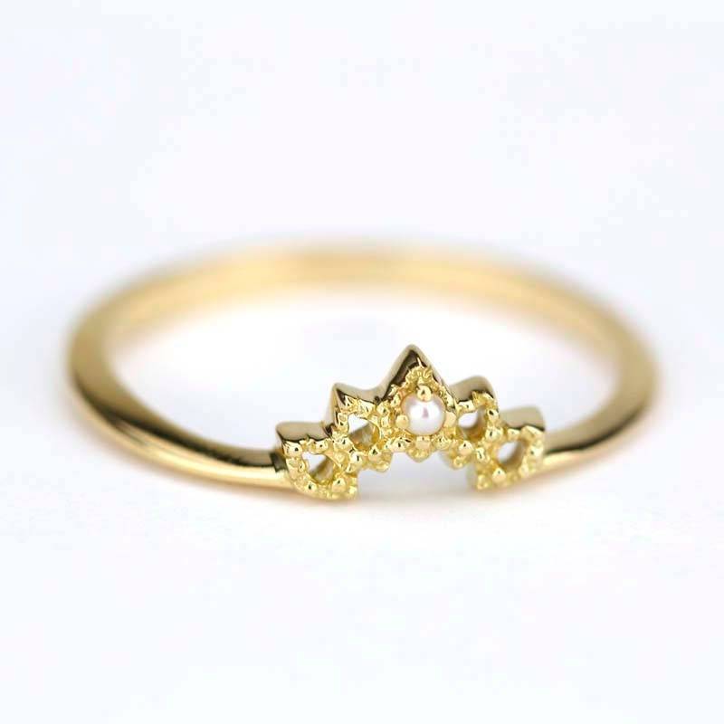 18K Gold Perle Ehering Gebogener V Ring von NOOI