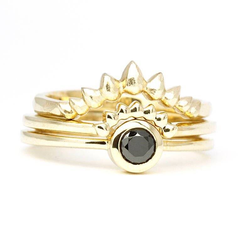 18K Gold Schwarz Diamant Ring Set Kronen Stapelringe 18K Gold Schwarz Diamant Ring Set Kronen Stapelringe von NOOI