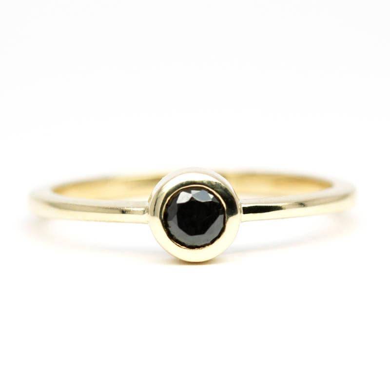 Black Diamond Solitaire Ring Verlobungsring Mit 18K Goldeinfassung Black Diamond Solitaire Ring Verlobungsring Mit 18K Goldeinfassung von NOOI