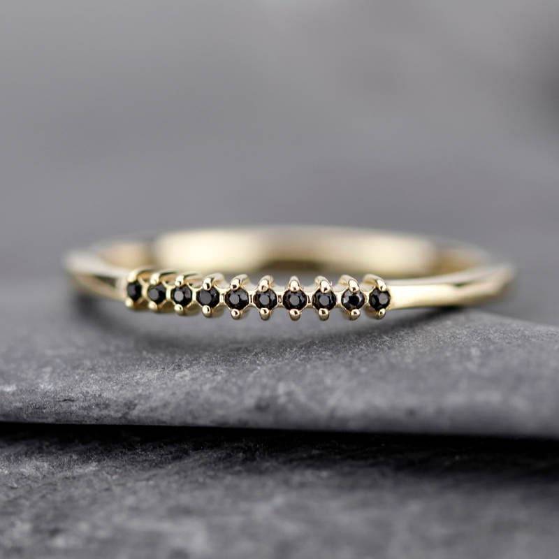 Handgefertigte 18K Gold Black Diamond Halbe Ewigkeit Ehering von NOOI
