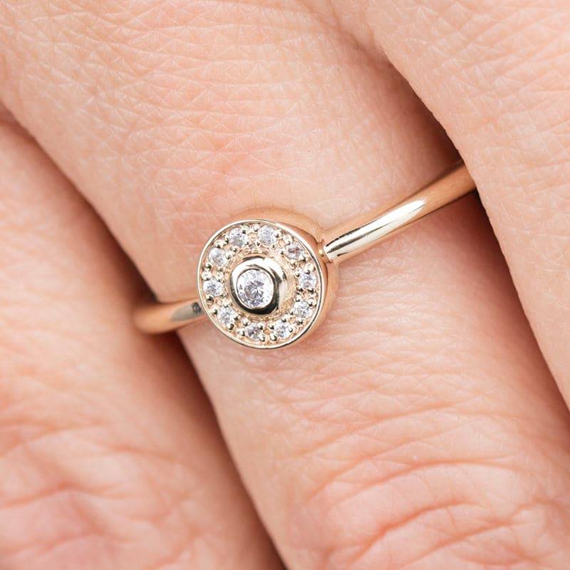 Runder Verlobungsring Mit Heiligenschein Und Schlichter Ringschiene Runder Verlobungsring Mit Heiligenschein Und Schlichter Ringschiene von NOOI