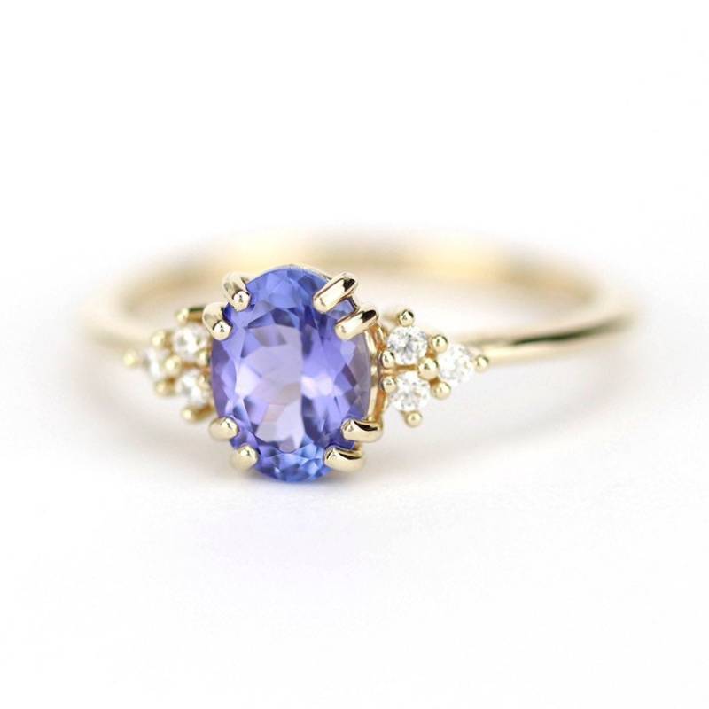 Zarter 18K Gold Tansanit Verlobungsring Ovale Diamant Gruppe Zarter 18K Gold Tansanit Verlobungsring Ovale Diamant Gruppe von NOOI