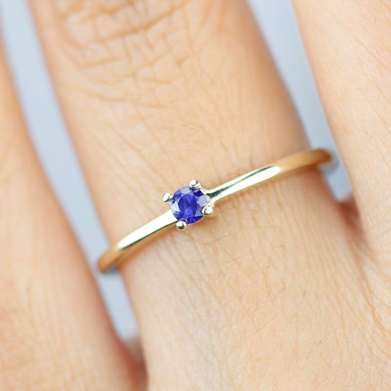 Zierlicher 18K Gold Solitär Verlobungsring Mit Blauem Saphir von NOOI