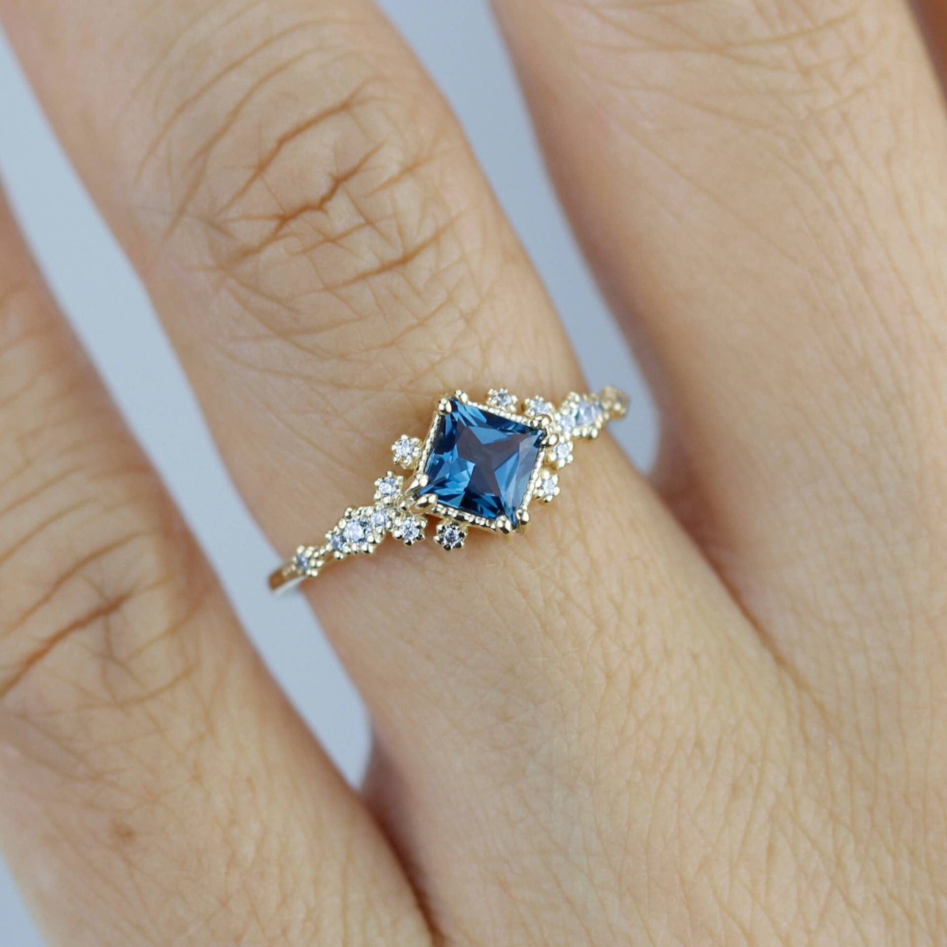 Einzigartiger Verlobungsring, Verlobungsring Für Prinzessinnenschliff Vintage Verlobungsringe London Blauer Topas Und Diamant | R339lbt von NOOIjewelry