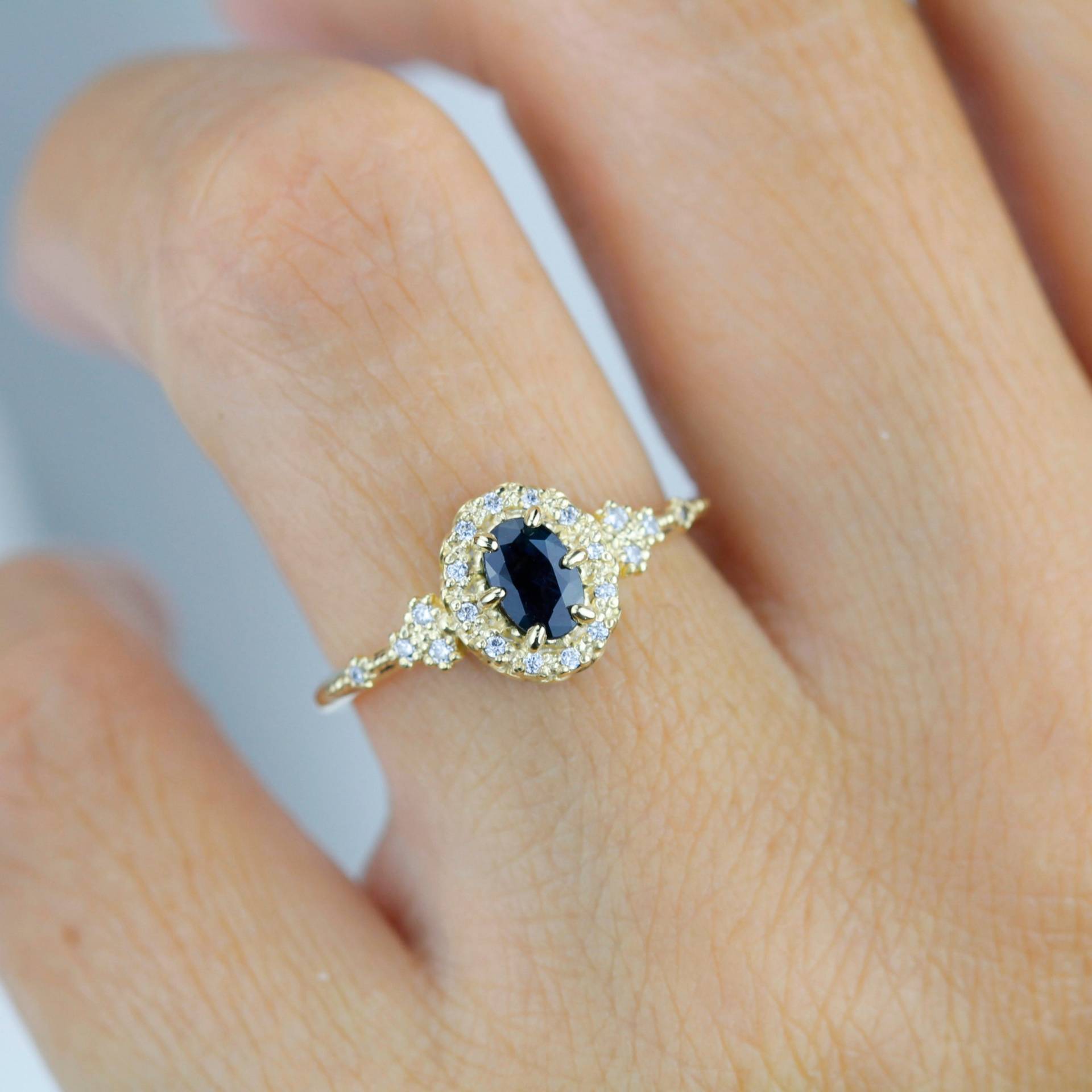 Ovaler Blaugrüner Saphir Verlobungsring, Einzigartiger Ring Pfau Saphir, Diamant Haloring, Farbwechselring, Clustering, Blattring | R352Teals von NOOIjewelry