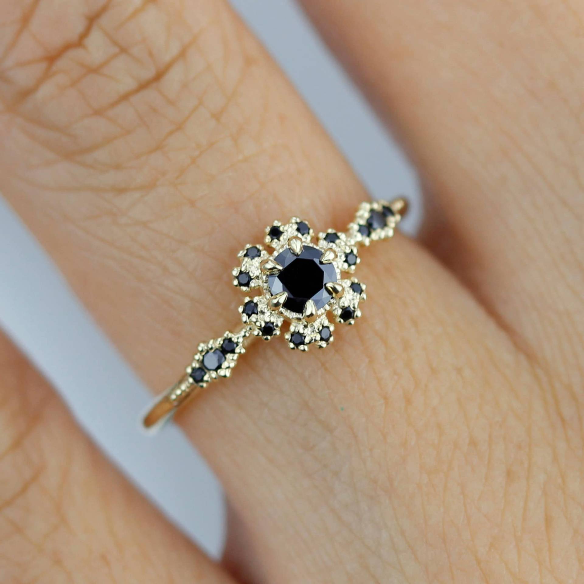 Schwarzer Diamant Verlobungsring, Runder Diamantring, Einzigartiger Verlobungsring | R 341Bd von NOOIjewelry