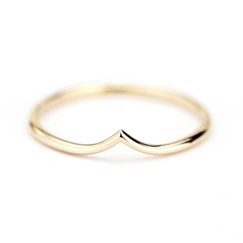 Zarter 18K Gold Chevron Ring Zierlicher Ehering von NOOIjewelry