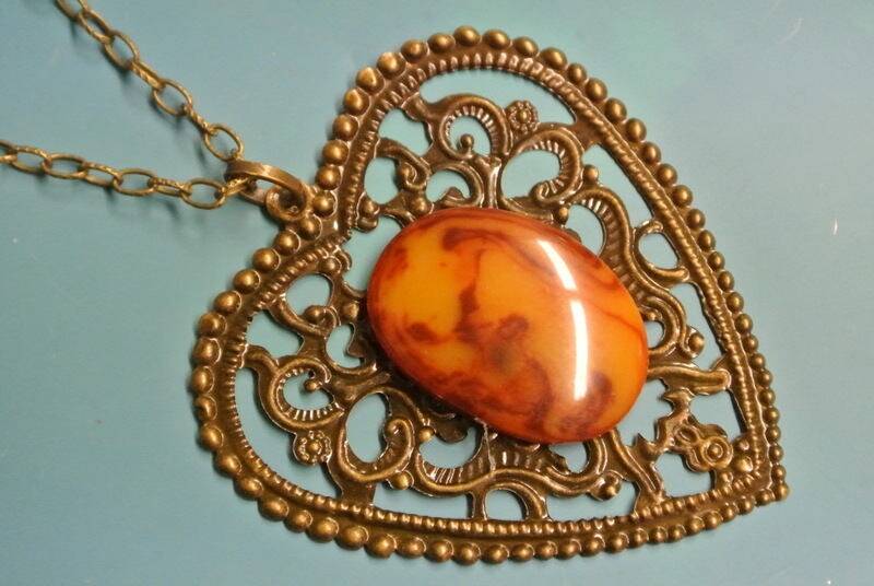 Vintage Bakelit Cabochon Anhänger Halskette Bronze Herz, Stil Der 50Er Jahre von NORDICARTRETRO