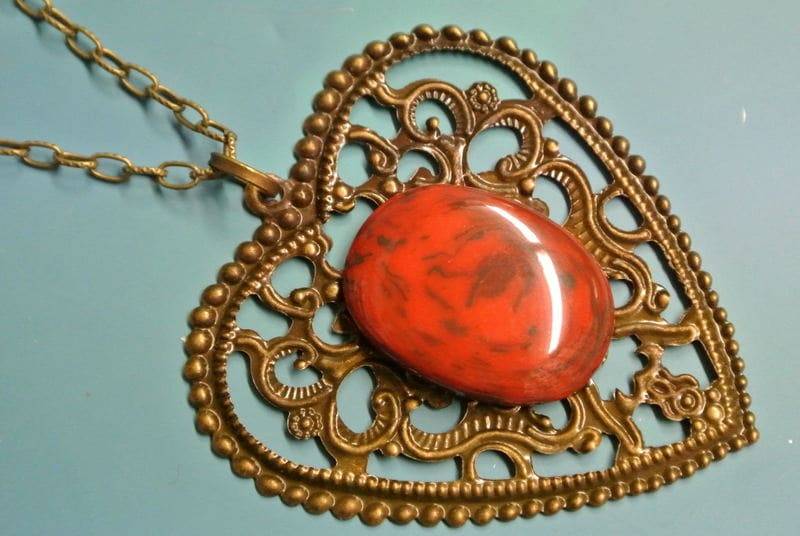 Vintage Bakelit Cabochon Anhänger Roter Wirbel, Bronze Herz von NORDICARTRETRO