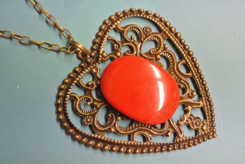 Vintage 1950S Bakelite Anhänger Halskette Roter Wirbel Cabochon, Bronze Herz von NORDICARTRETRO