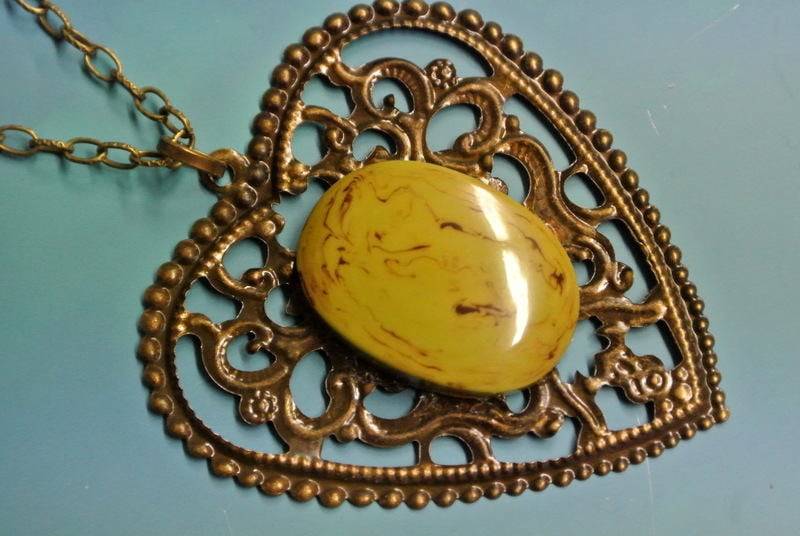 Vintage 1950S Bakelit Anhänger Halskette Olivegrüner Swirl, Bronze Herz von NORDICARTRETRO